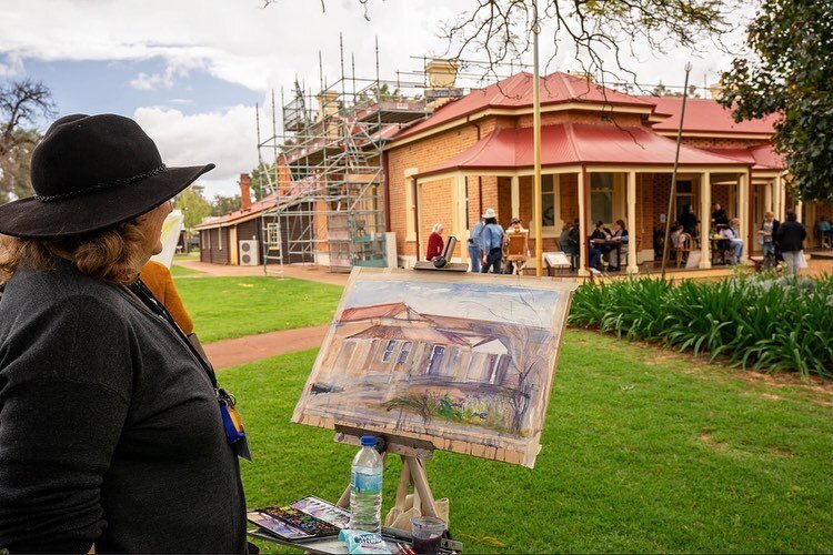 For the second year running, Pinjarra hosted a day of painting as part of the Plein Air Down Under Festival in September 2021 🌿👩🏼&zwj;🎨

The Plein Air Down Under Festival celebrates the art of painting outdoors and invites artists from all over t