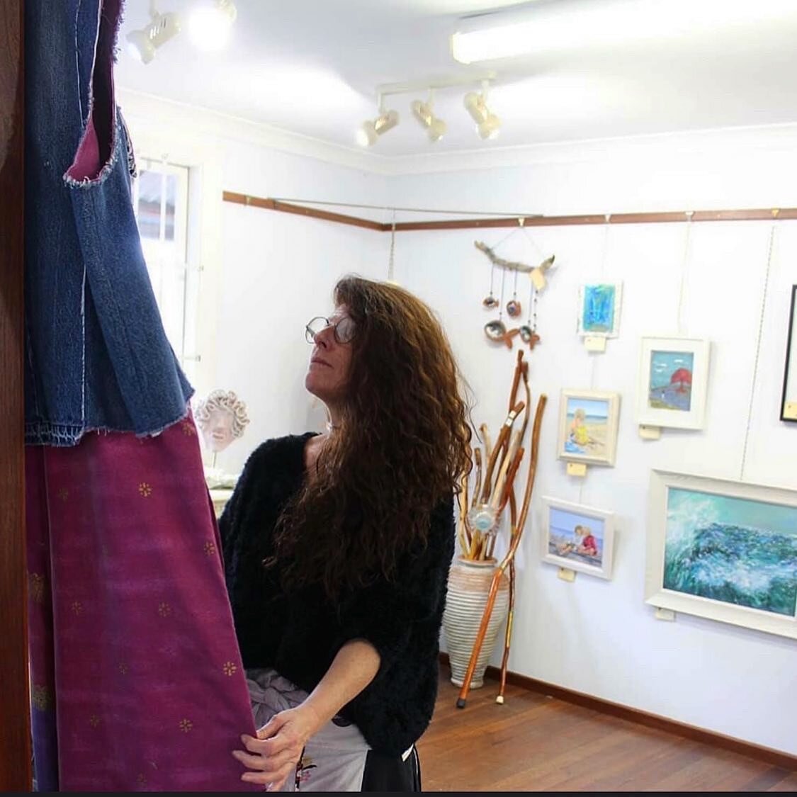 The stunning Liveringa Art Gallery complete with pieces produced by local artists ✨
.
If you are interesting in developing your creative practice, the @pinjarra_art_hub run a number of diverse and  creative workshops and classes from right here in th