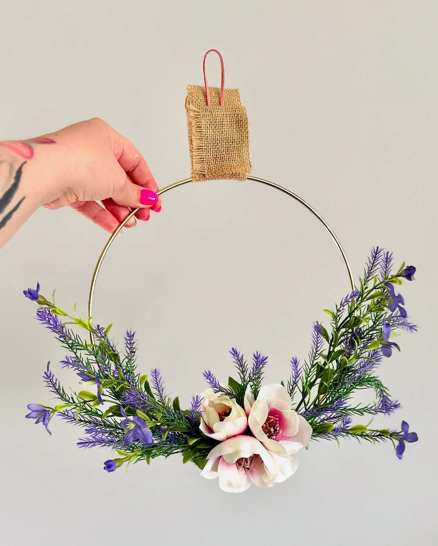 💫 For our neighbour&rsquo;s birthday. 🪻🌸🪻 

#hcdartworks #DIYwreath #HoopWreath #burlap #purpleFlowers #handmade #NLarts