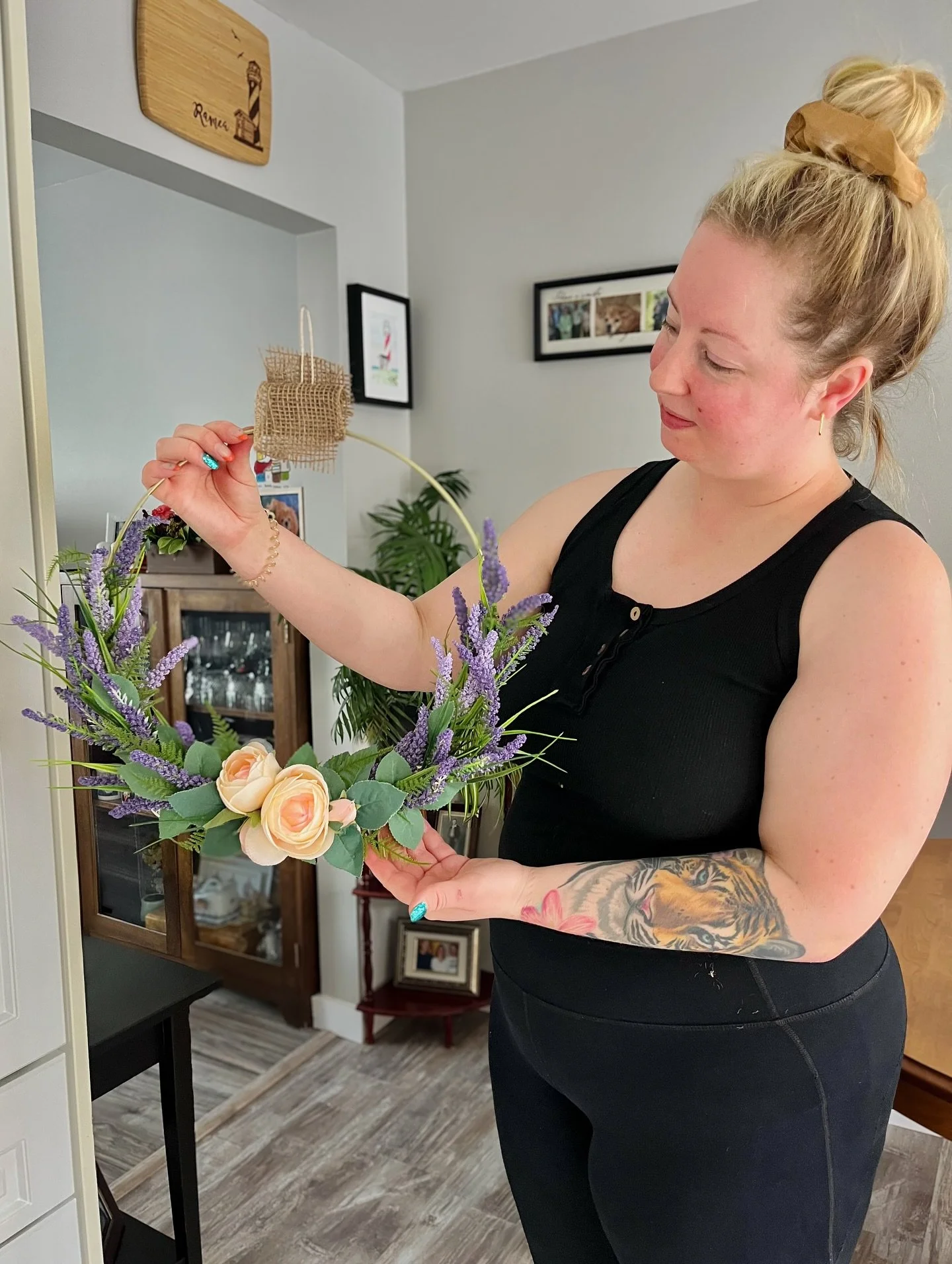 When my aunt saw the wreath I made for our neighbour this past summer, she realized she needed to have a similar one, too. 🥰 Since my parents and I were visiting her and my uncle in Nova Scotia, this became a pretty fast-moving project!

I made sure