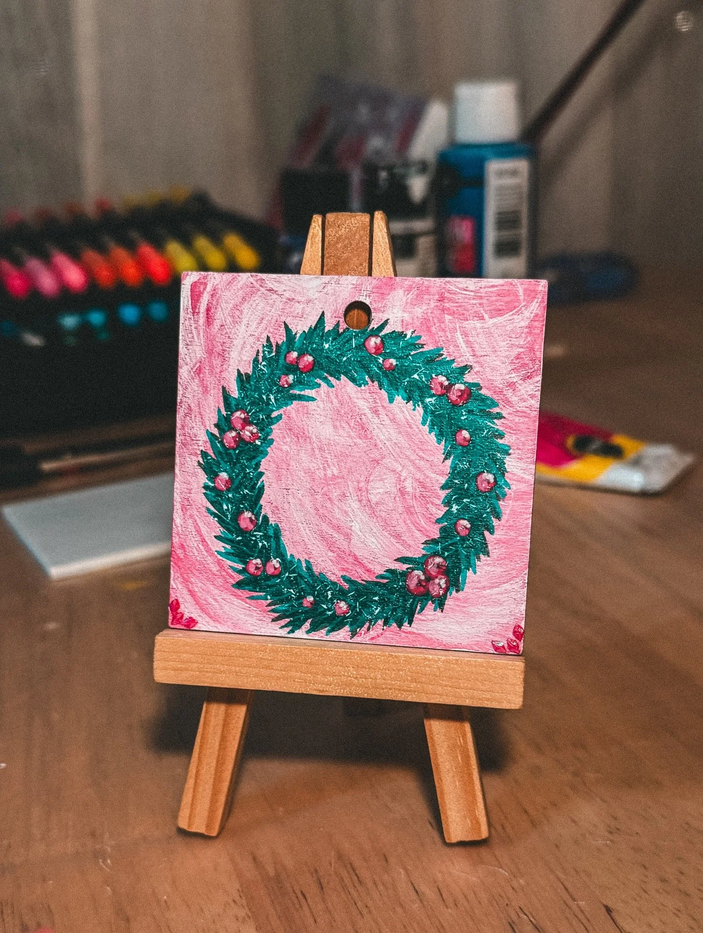 Okayyy who else loves ~pink~ with Christmas &amp; winter art?? 💗🎄💗🎄💗

#HCDartworks #christmasart #winterart #miniartwork #pinkchristmas #dailypaintings #acrylicmarkers