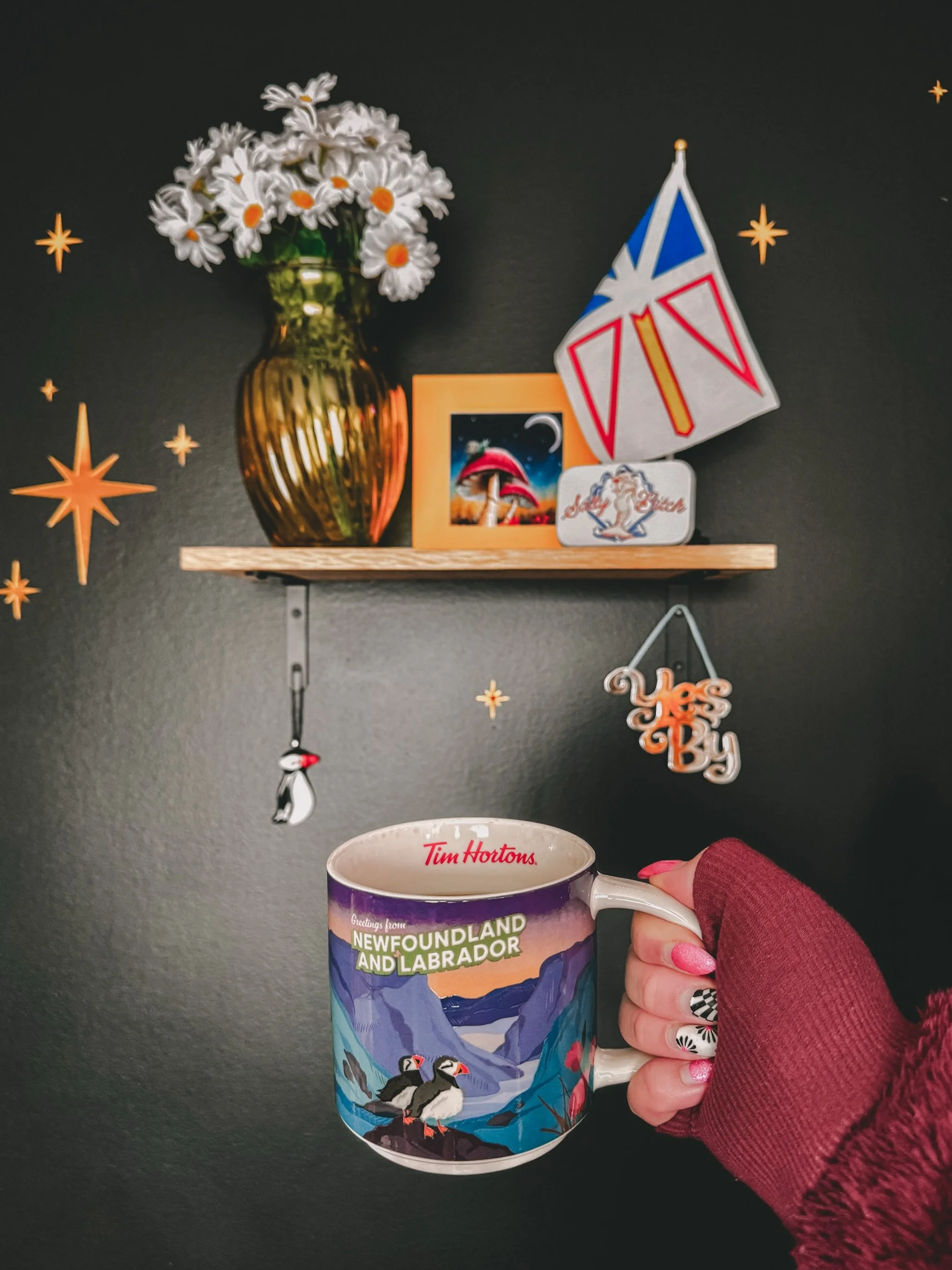 Appreciating my lil Newfoundland display&hellip;with my new mug that @jdnewfie1981 surprised me with! Biggg fan of the puffin design @timhortons 👏🏻
Also shoutout to @ KellyJoyArt (Gander) print in the middle, my sweet fused-glass puffin by Linette 