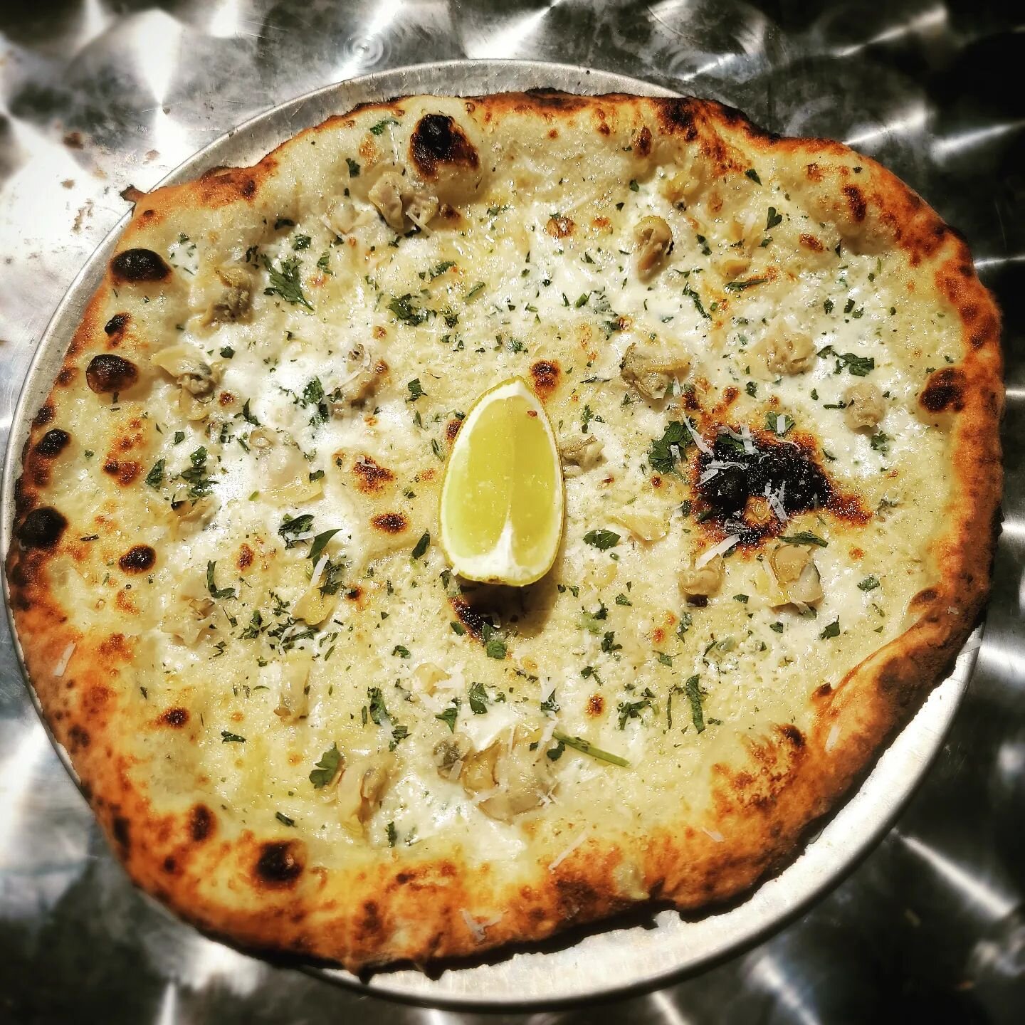 CLAM PIE ALERT - Garlic Clams | Garlic Cream Sauce | Pecorino Romano | Lemon for aesthics (and a squeeze)

#pizza #pizzapizza #pizzaparty #pizzatime #pizzalife #pizzalover #pizzagram #woodfired #woodfiredpizza #artisan #artisanpizza #dailyeats #daily