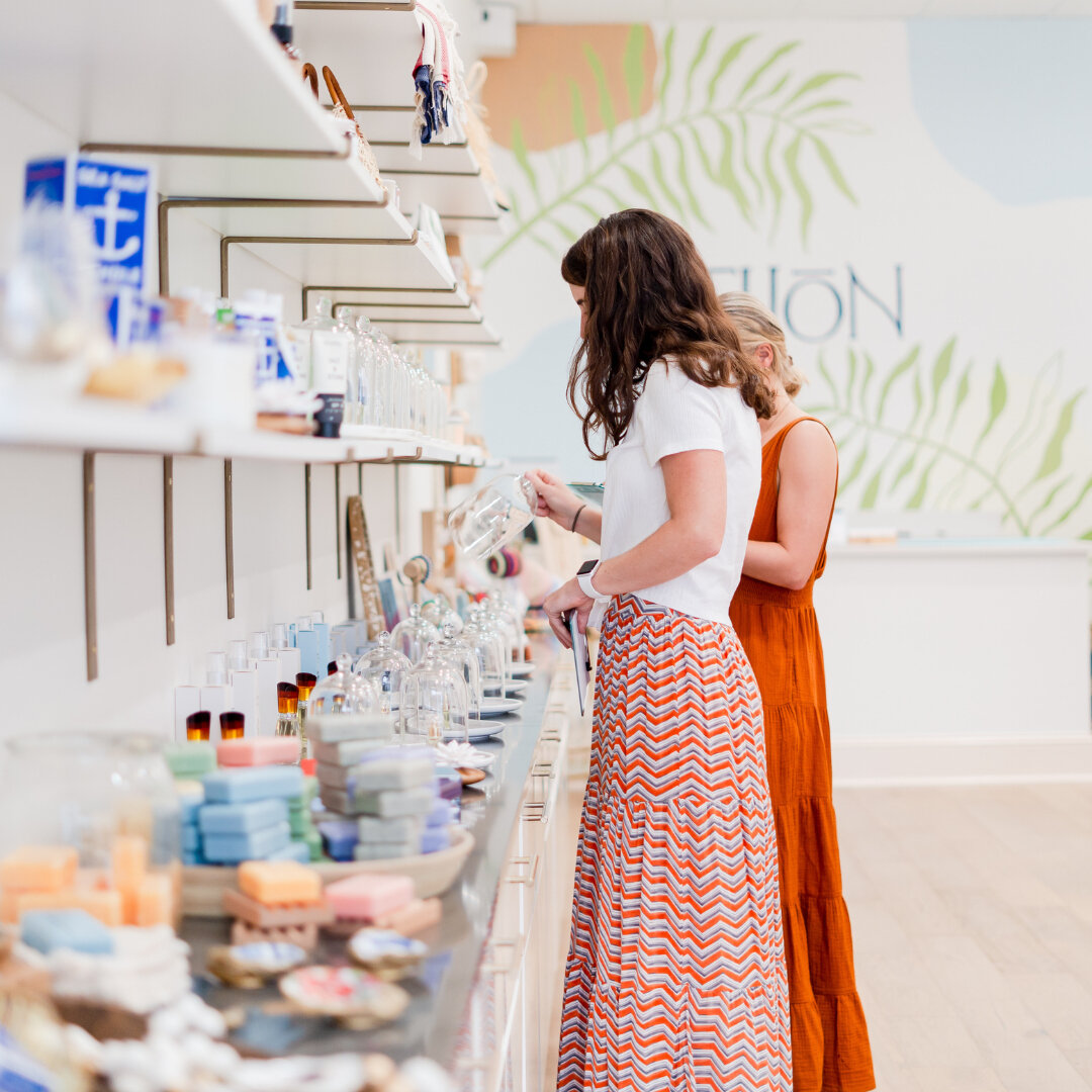 There's nothing wrong with a little Thursday shopping trip 🛍 What will you discover on our shelves this week?⠀⠀⠀⠀⠀⠀⠀⠀⠀
⠀⠀⠀⠀⠀⠀⠀⠀⠀
#tijoncharleston #charlestonsc #chstoday #thingstodoincharleston #perfumeclass #kingstreetcharleston #experiencetijon #t