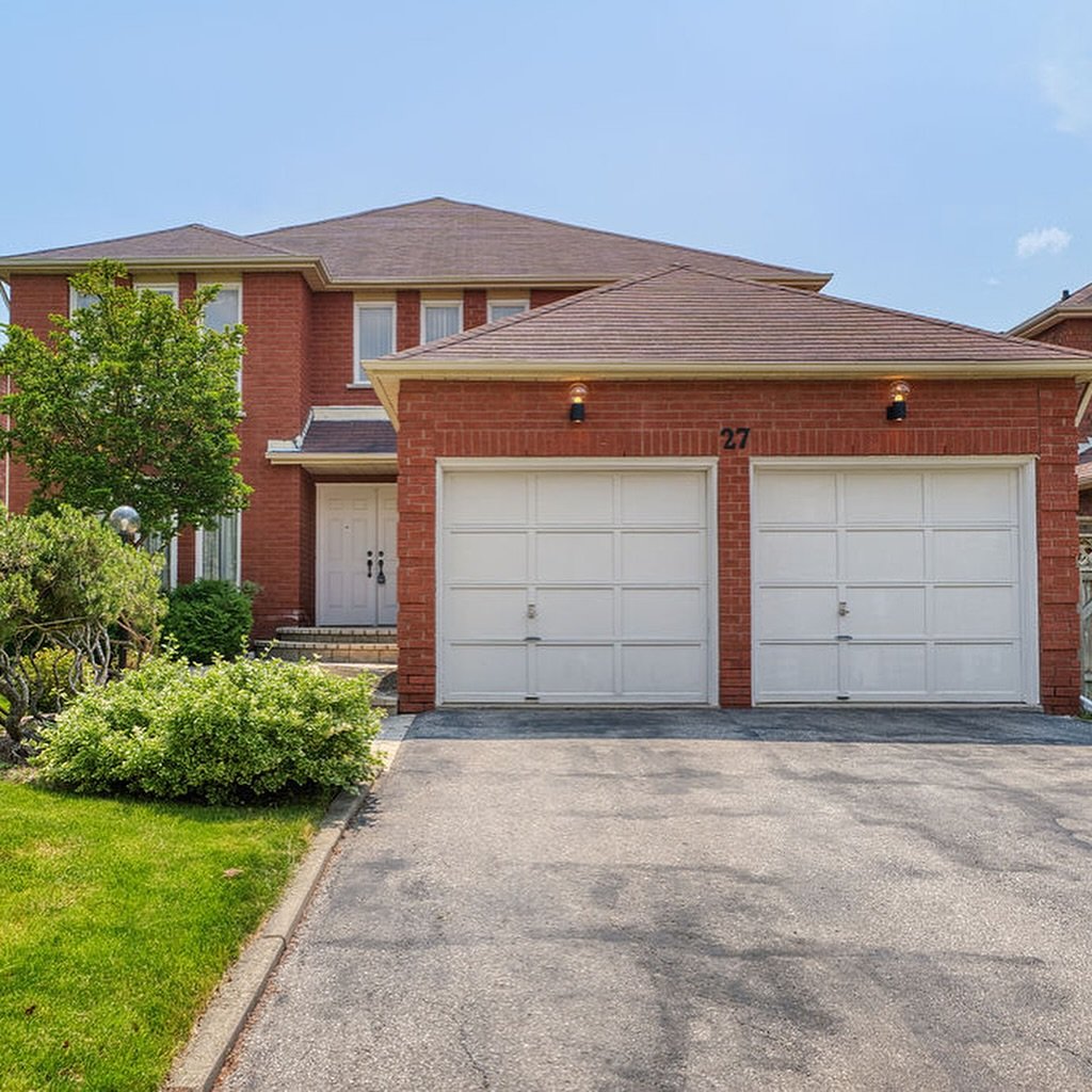 Just Listed: 27 Hewlett Crescent, Markham

Welcome to a bright, well-cared-for 4-bedroom home with a main floor den &mdash; perfect for a home office or extra space. Inside, enjoy sun-filled living and dining rooms, a functional kitchen with a breakf