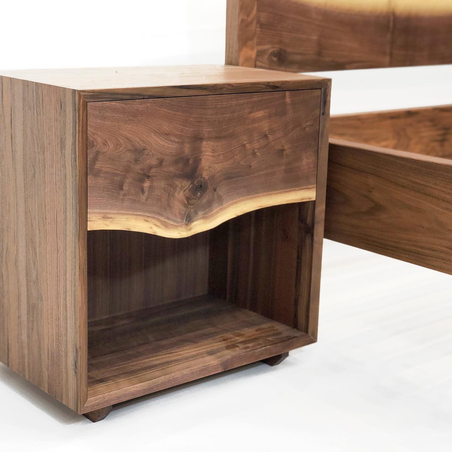 Queen bed with matching walnut nightstands. I love how the figure popped on the drawer face of the right nightstand.

 #woodworking #custommade #customfurniture #vancity #vancouver #interiordesign #design #furnituredesign #interiordecorating #walnut 