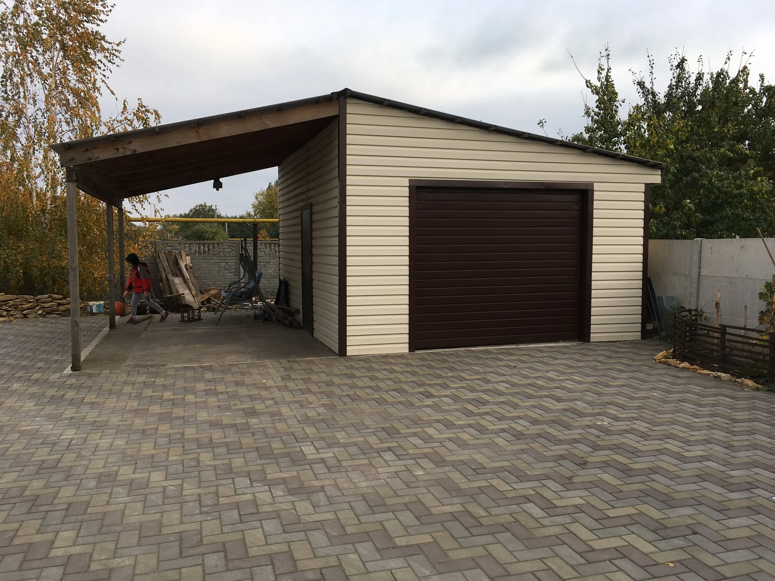 GarageApostolovaUkraine.JPG