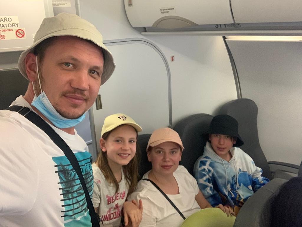 Ukrainian refugees flying to safety