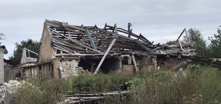  Many houses were bombed, and residents lost lives and all property. 