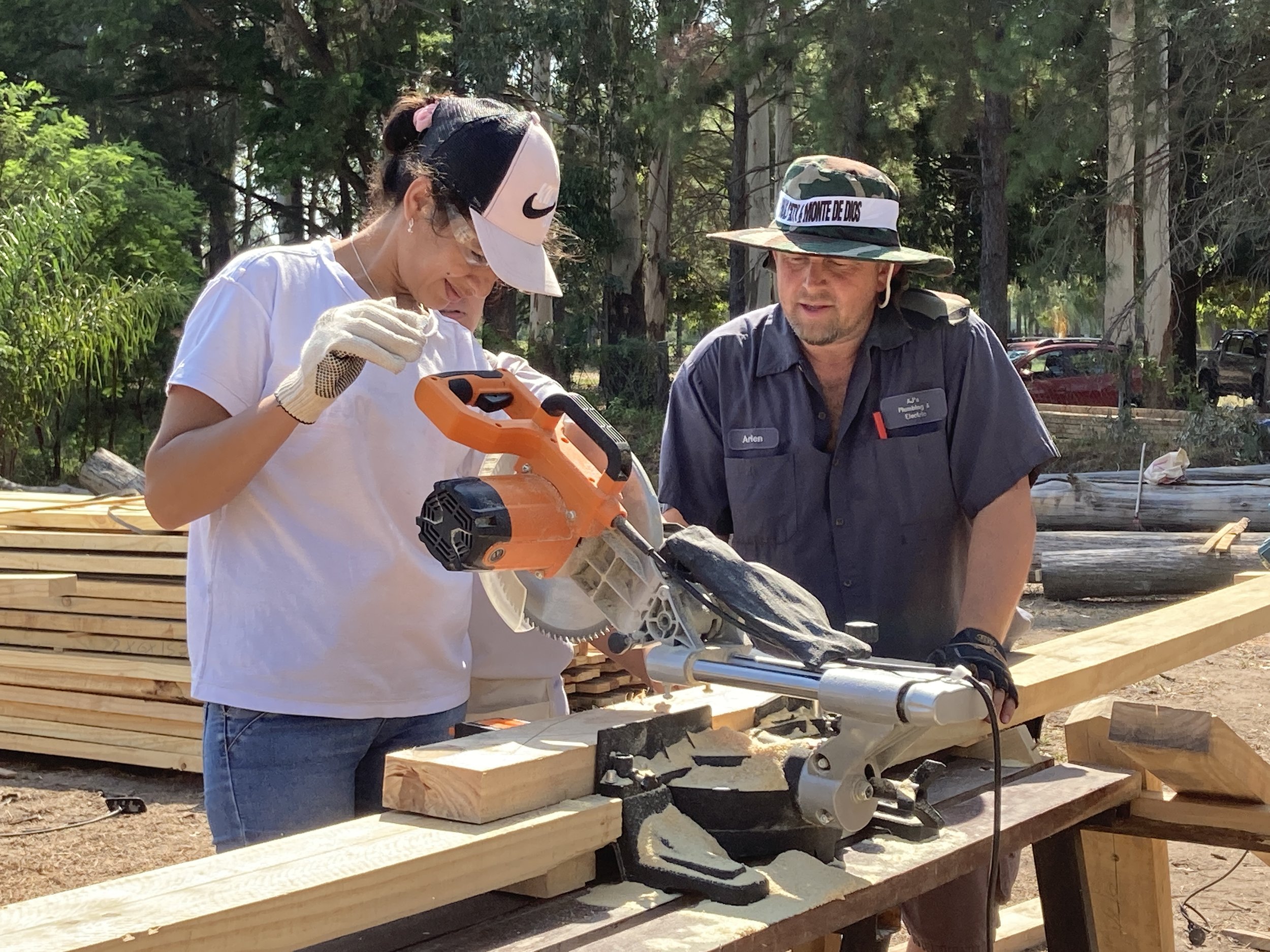  American builder, Arlen Eicher, teaches and Argentinian volunteer how to use the chop saw. 