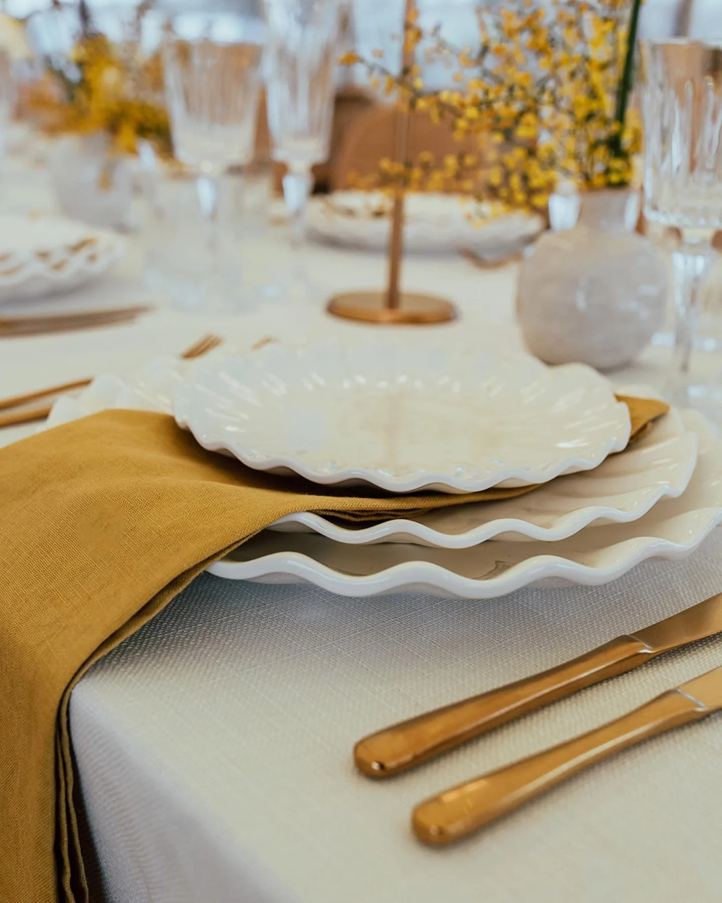 The layers of detail. 

From the tip of the table to the top of the Hampton. 

Featuring the most beautiful marquee, furniture and linens by @bangeventco 

Plates like art pieces, glassware &amp; table lamps by our friends @social.eventhire 

Flowers