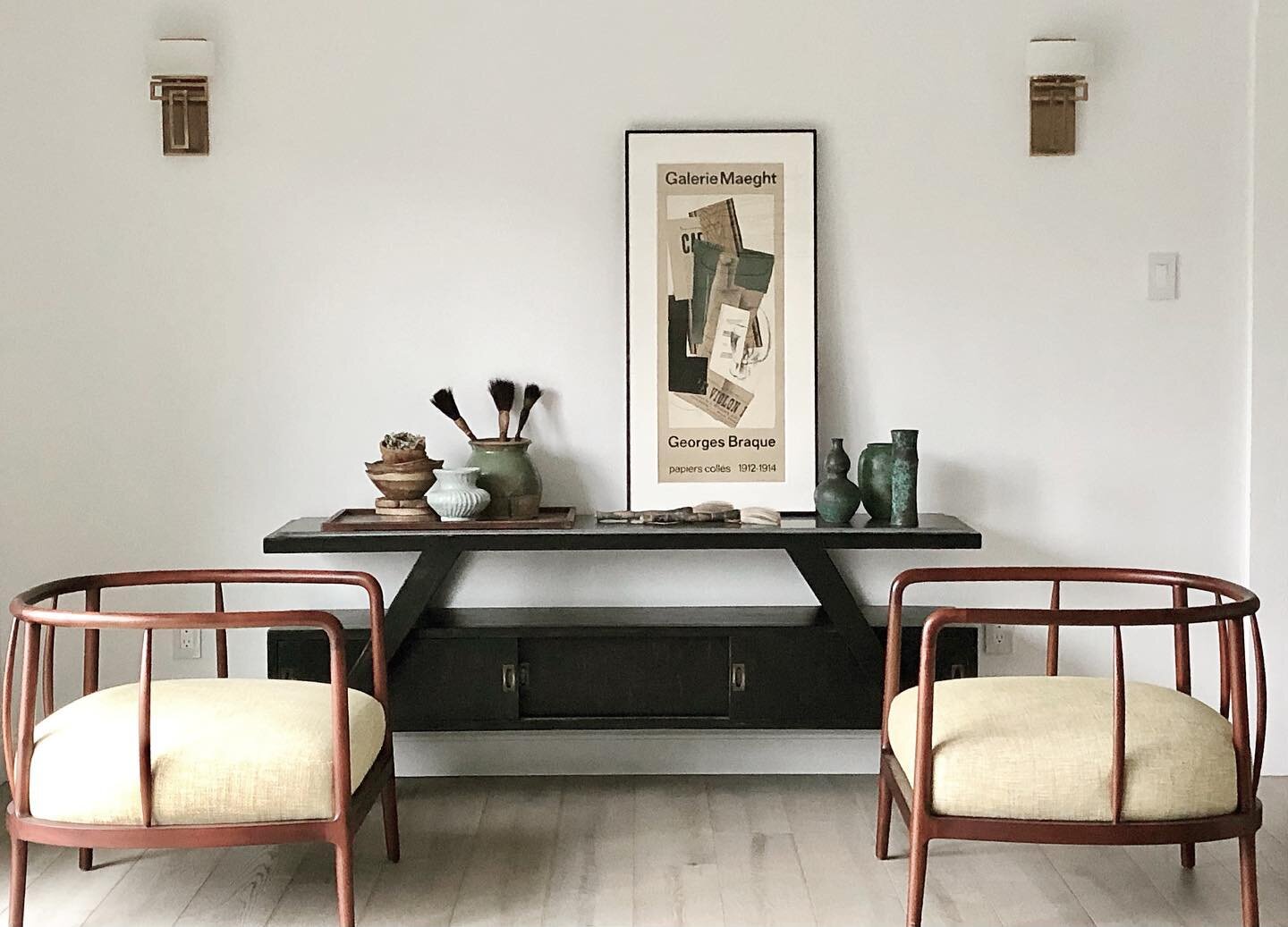 Pared down modern style Chinese chairs. Surprisingly, so much more comfortable than the more traditional ones. 

#abhhomedesign #audebronsonhoward #interiors #design