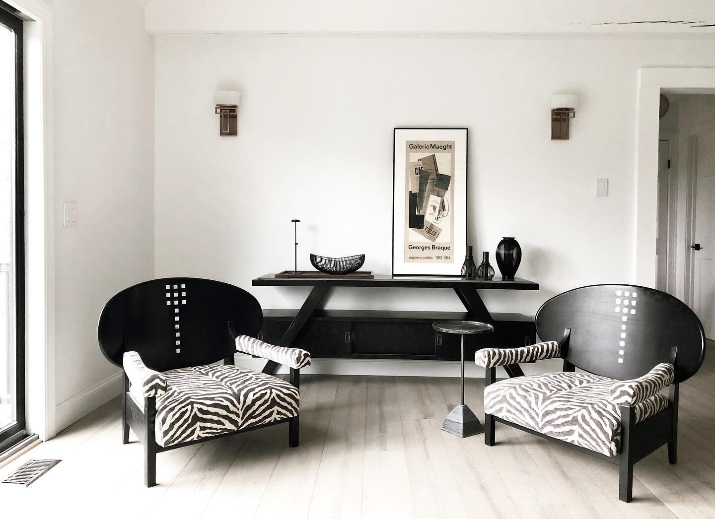 Charles Rennie Macintosh (1890&rsquo;s Scottish architect and designer ) chairs, redressed in zebra upholstery (I wonder if this Mr.Macintosh would approve?) 

#abhhomedesign #audebronsonhoward #interiors #design