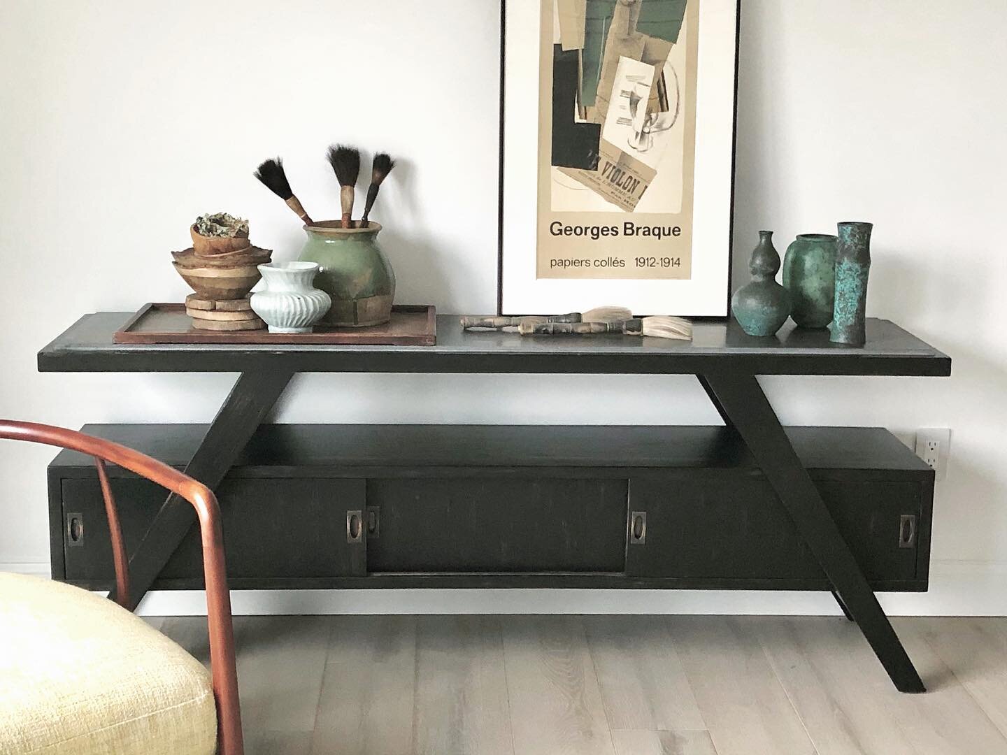 Japanese vases adorn a repurposed TV console.

#abhhomedesign #audebronsonhoward #interiors #design