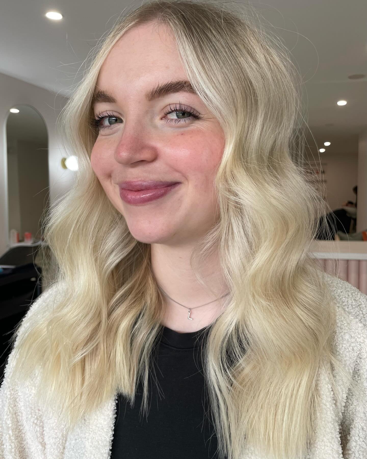 @hair_by_rhoemi killing it again with her signature blonde!!! 🤌🏼🩷

#goldcoasthair #goldcoasthairdresser #goldcoastblondes #blondehair #brightblonde #goldcoastsalon
