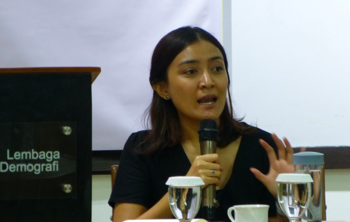 Inaya Rakhmani presenting at FKP hosted by Lembaga Demografi FEB UI (2019)