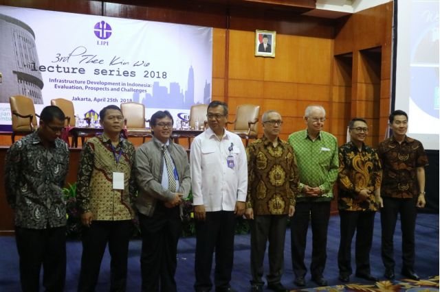 Peter McCawley was speaker at Thee Kian Wie Lecture at BRIN (formerly LIPI) in 2018