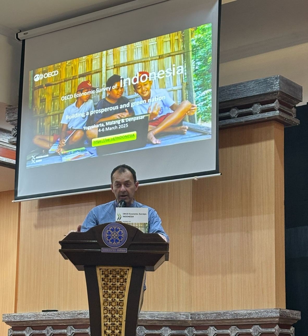Andrea Goldstein presenting the latest OECD survey of Indonesia at FKP in Denpasar (Universitas Udayana, 2025)