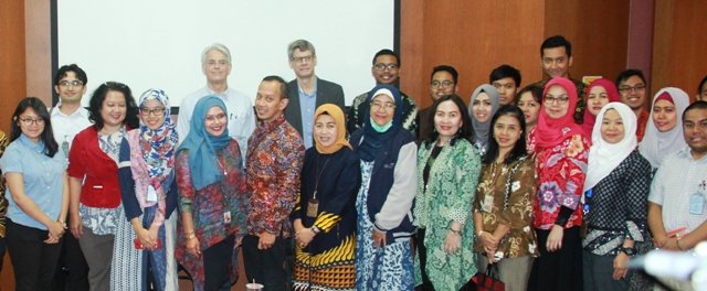 Ian Coxhead (left, back row) presenting at FKP hosted by Bank Indonesia Institute (2018)