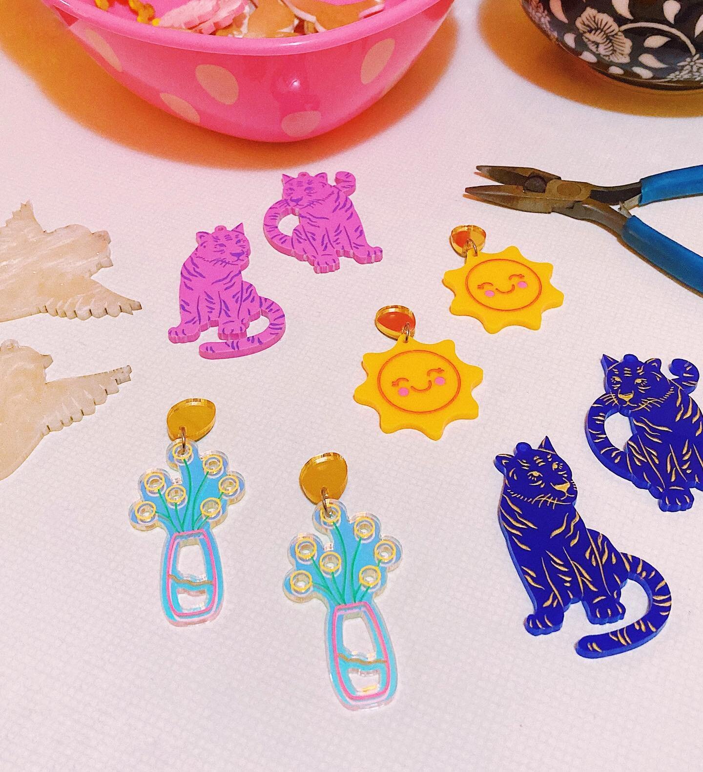 Lots of good things coming 👀✨ did you spot the announcement yesterday? Next shop update is Sept 9 at 7pm aest! 👏 A mix of past designs (I found a whooole lot of awesome things while rummaging through my stash of spare acrylic pieces!) and as always