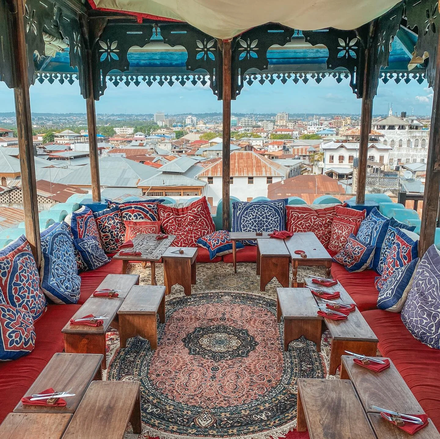 / Hidden away on the rooftop of @emersonzanzibar Emerson Hurumzi is this tiny gem of Resturant- serving the best local food and gracing with hospitality in stone town, Zanzibar.

@thenavager 

#zanzibar #stonetown #emersononhurumzi #travel #navager #