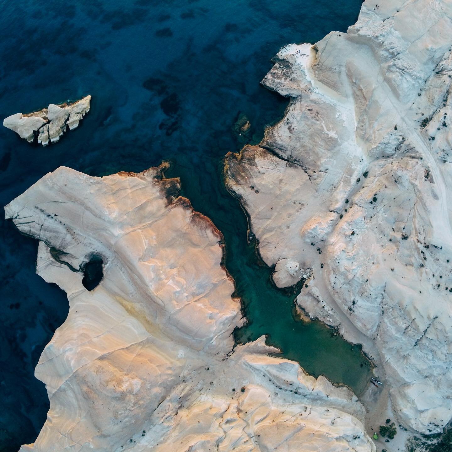 Made it to dreamy moonscapes of Sarakiniko Beach
.
.
.
#milos #greece #roamtheplanet #navager #greekislands #cyclades_islands #voyaged #welivetoexplore #takingyouplaces #travelgram #nowdiscovering #seeyourcity #neverstopexploring