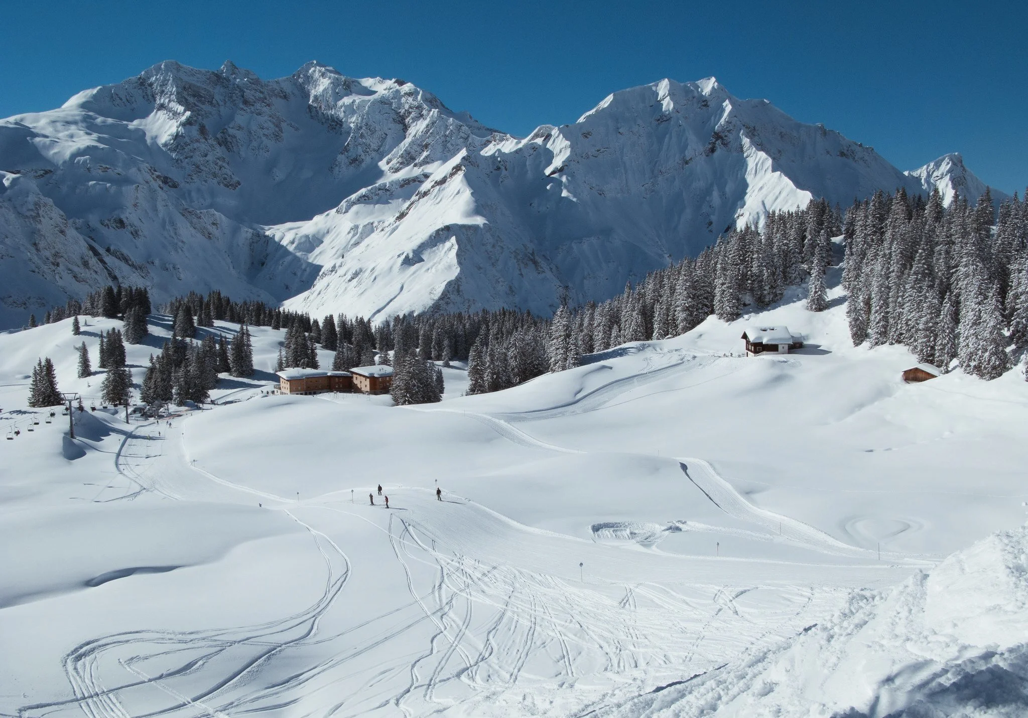 THE COMPLETE GUIDE TO SKIING IN LECH, AUSTRIA