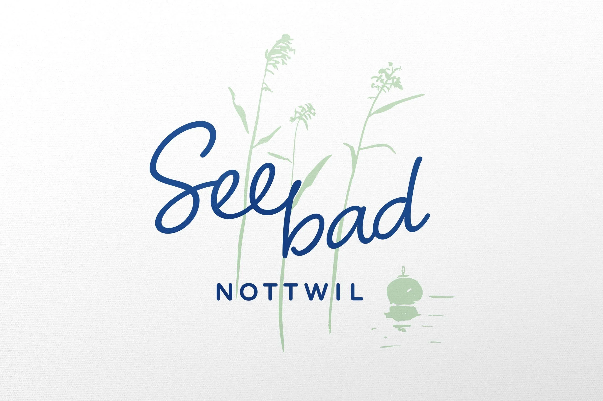 Handschriftlicher Logo Schriftzug «Seebad Nottwil» mit Schilf-Illustration auf weissem Papier