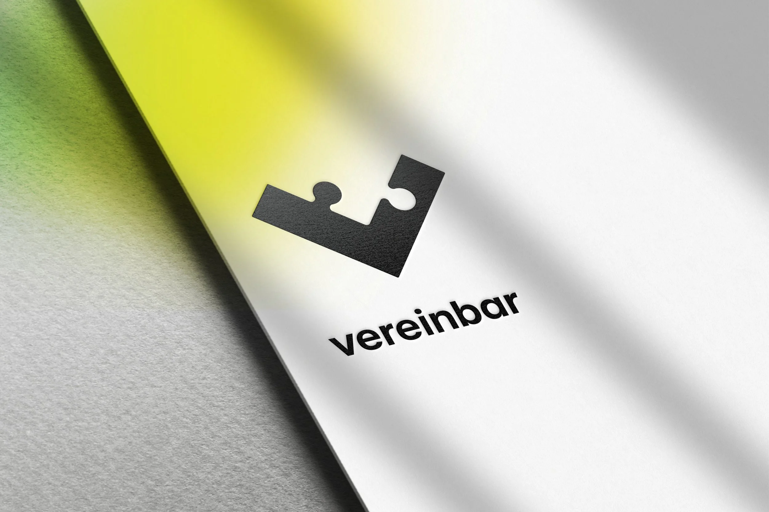Nahaufnahme des Logos vom inklusiven Kulturprojekt Vereinbar mit Puzzleteil-Symbol und Schriftzug