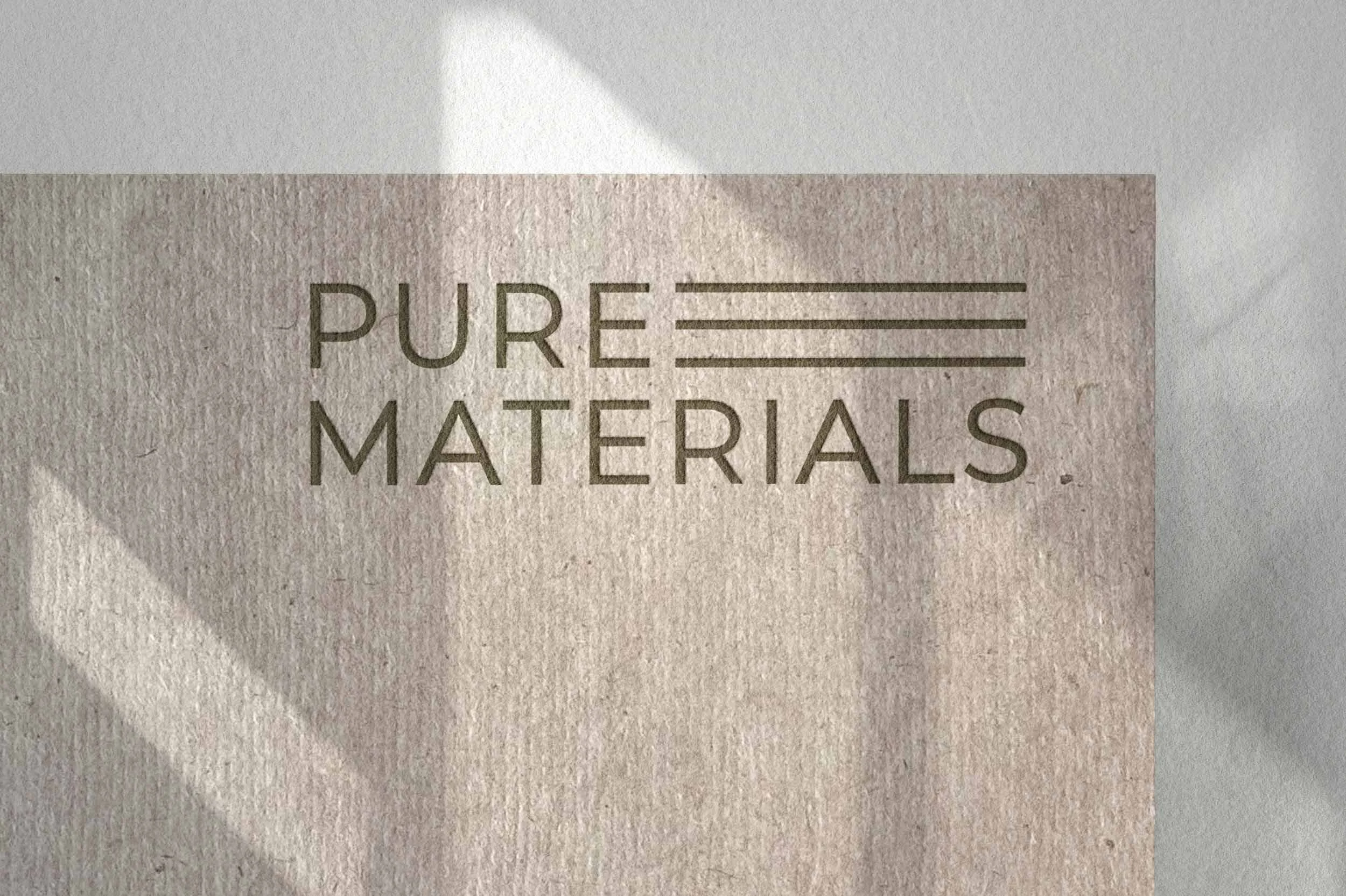 Pure Materials Logo als Wortmarke mit Linienelement auf Hanfpapier
