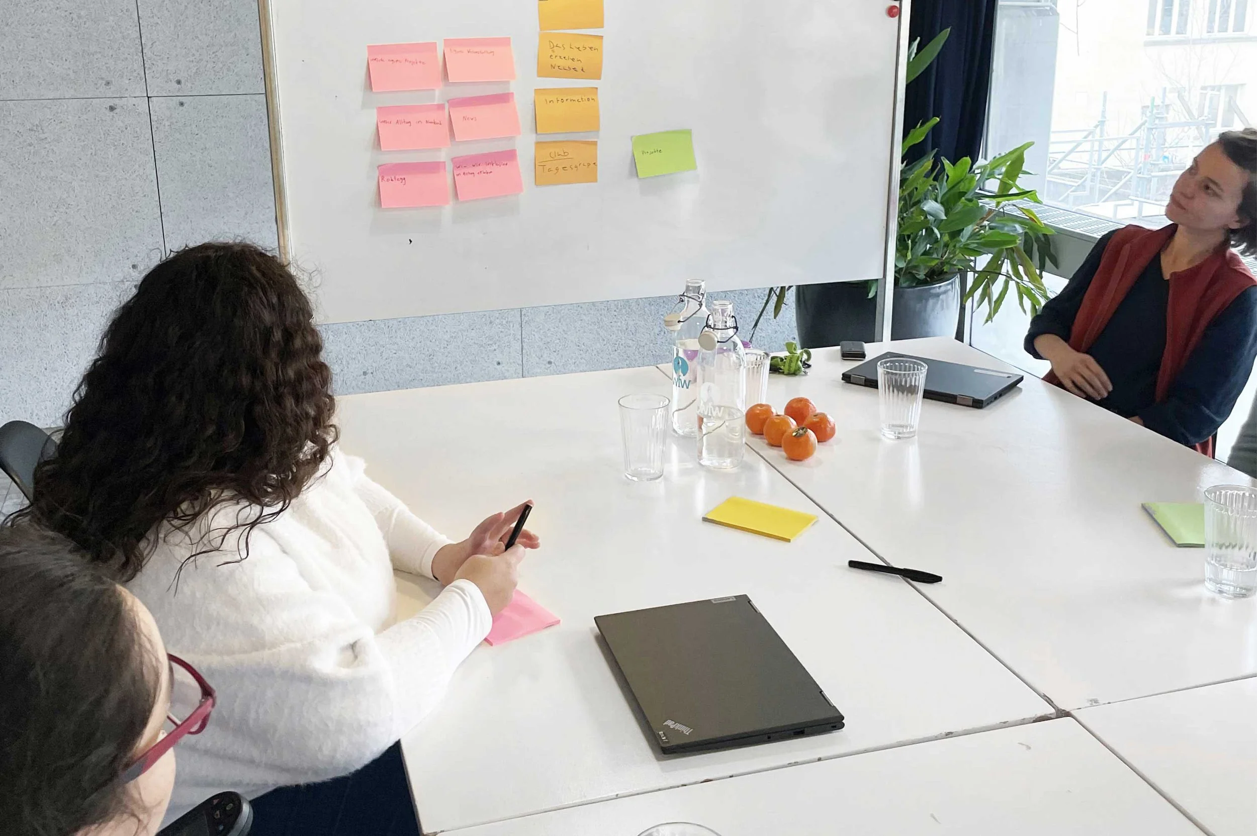Inklusiver Workshop im Projekt Vereinbar mit Teilnehmenden, die Themen für den Blog Inklusionskompass entwickeln