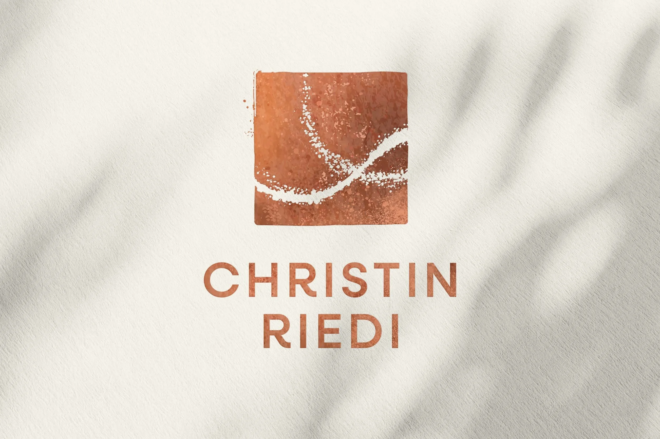 Christin Riedi Logo mit grafischem Zeichen in Kupfer