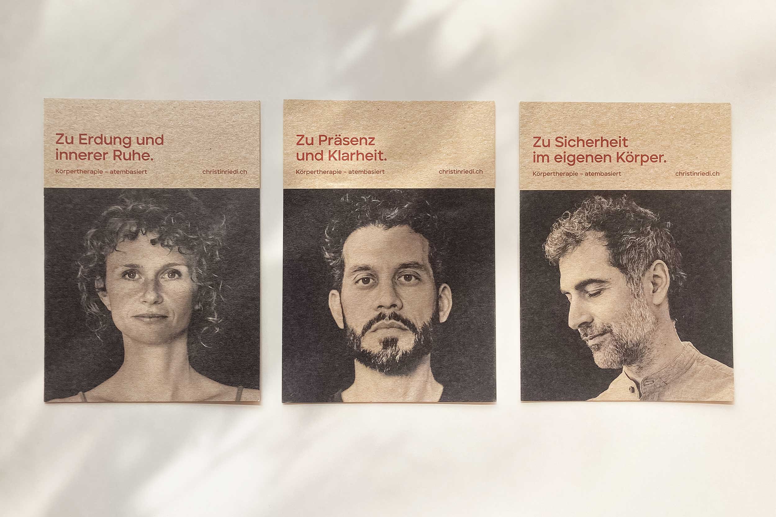 Drei Postkarten der Kampagne mit Nahaufnahmen zu Präsenz, Erdung und Sicherheit im Körper