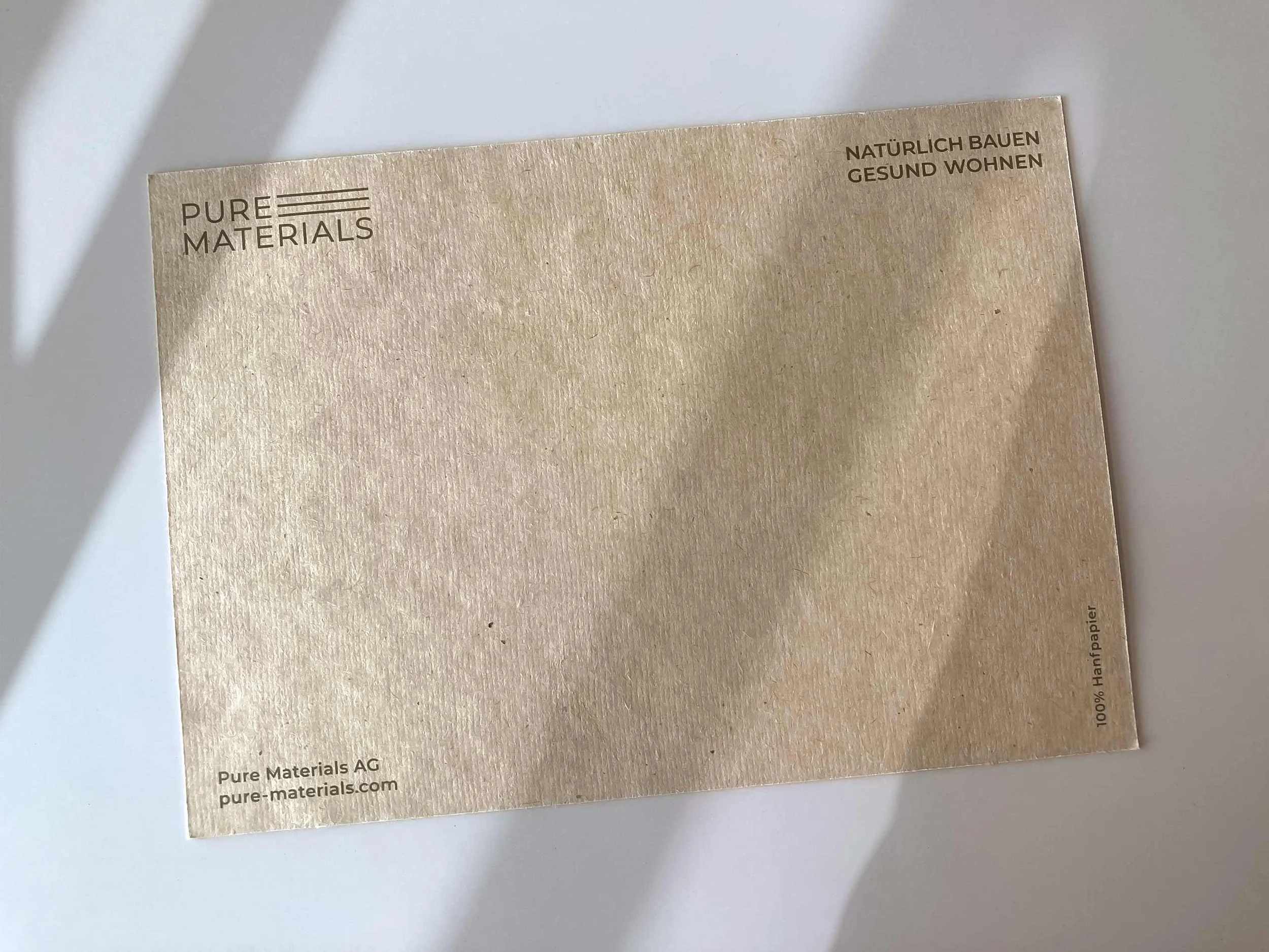 Korrespondenzkarte aus 100 % Hanfpapier mit Pure Materials Logo und Claim