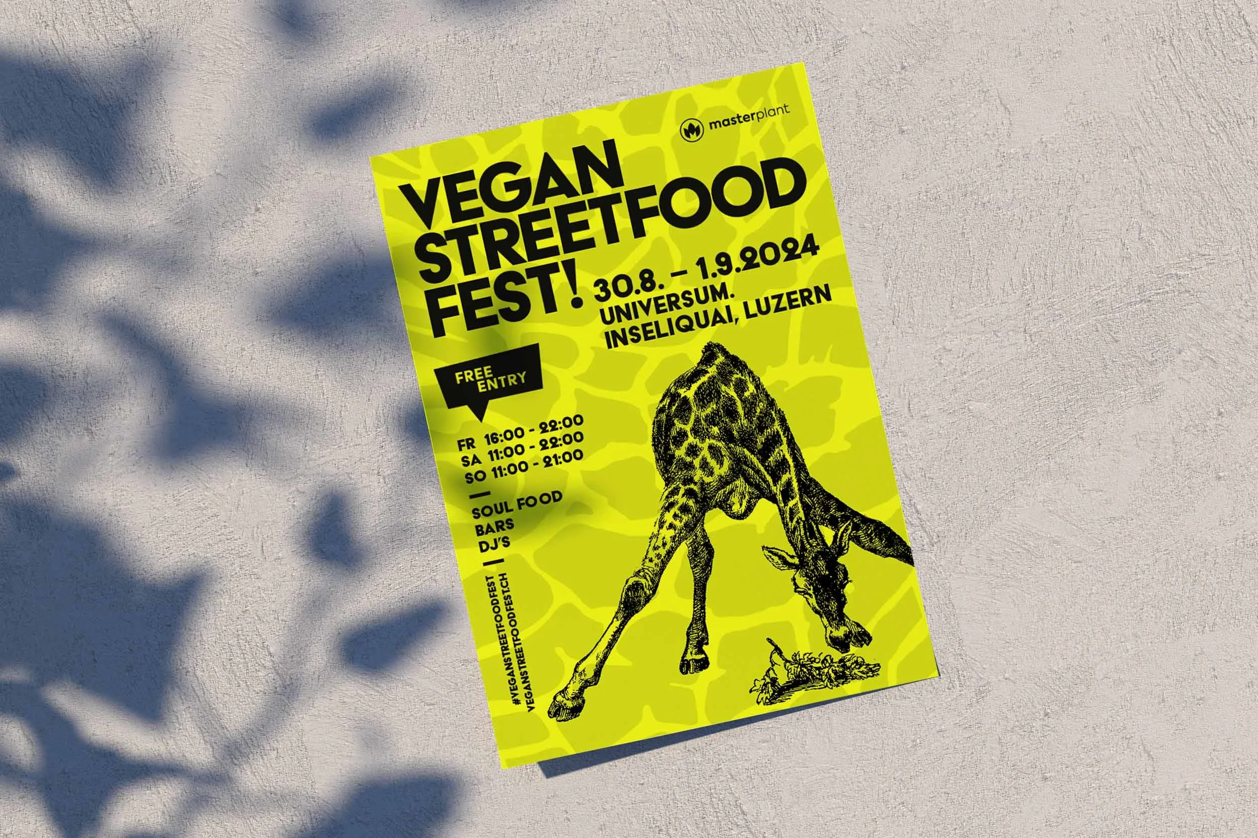 Flyer des Vegan Streetfood Fest in Neongelb mit Giraffen-Illustration auf Giraffenmuster
