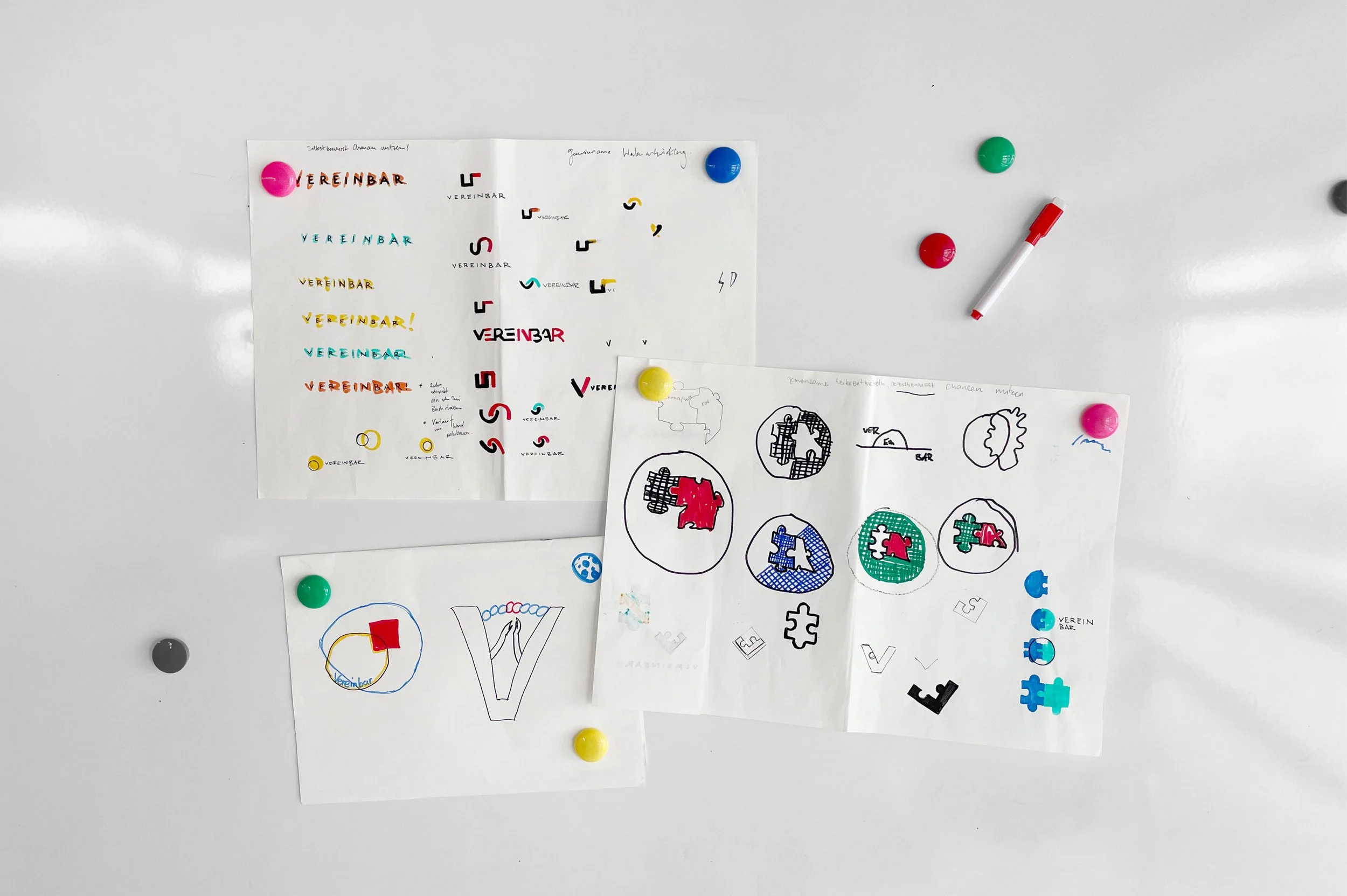 Handgezeichnete Logo-Entwürfe aus den inklusiven Workshops für das Projekt Vereinbar