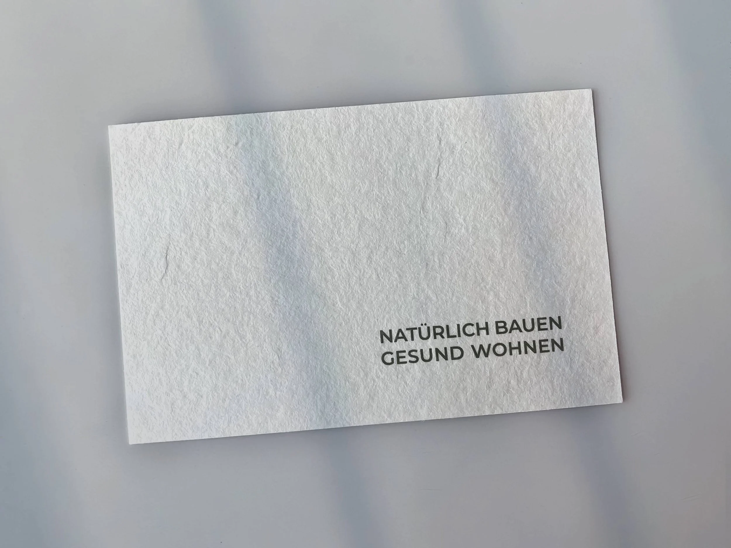 Visitenkarte Pure Materials auf Hanfpapier mit dem Claim Natürlich bauen, gesund wohnen
