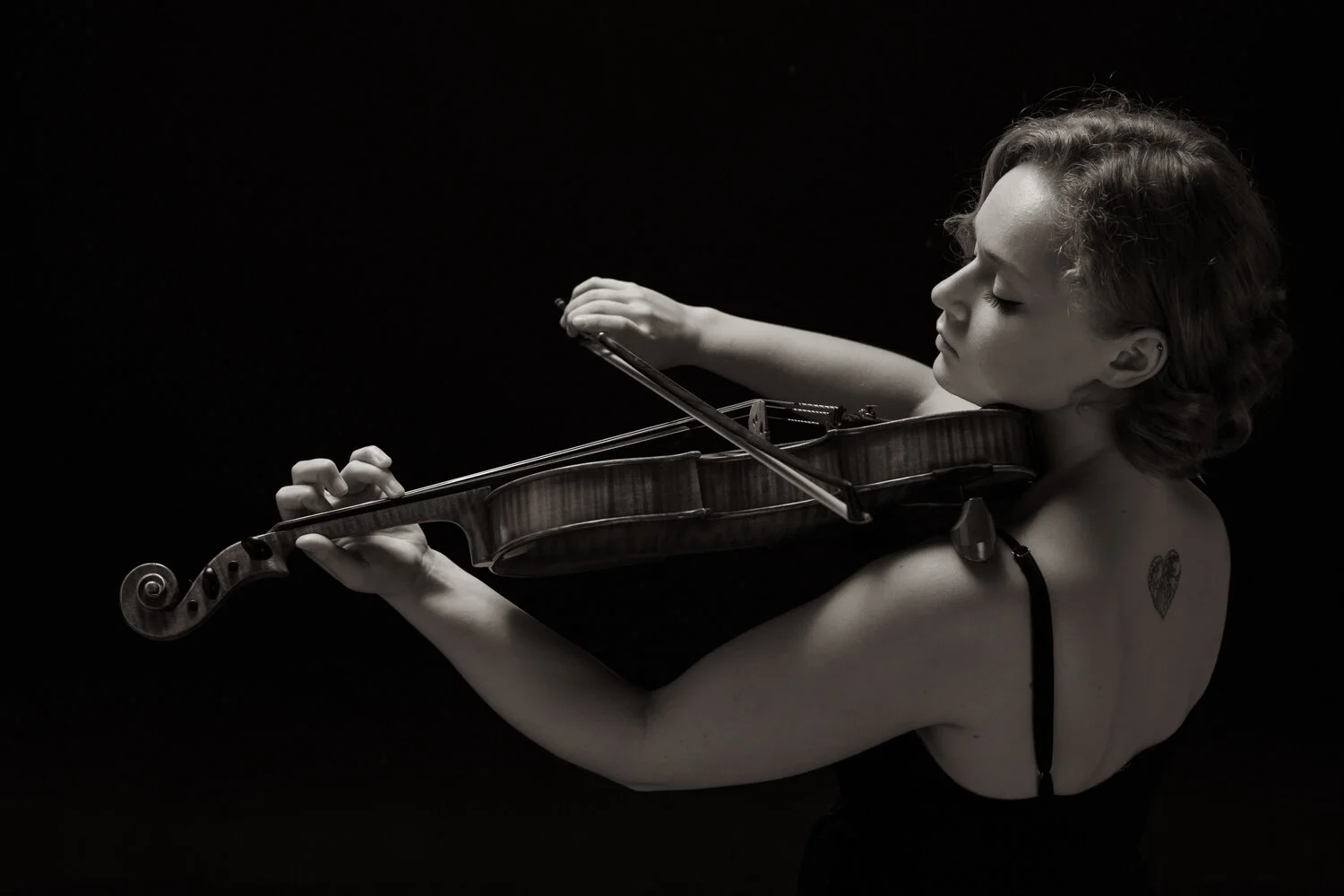 aleksandra-kanke-viola-studio-black-white-3.jpg
