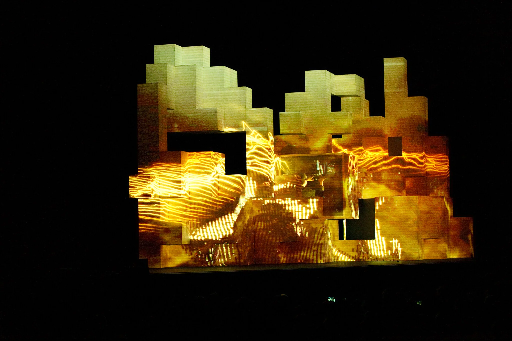 Isam, eine Abstrakte Licht Mapping Projektion auf einer Holzskulptur vom Künstler Amon Tobin.