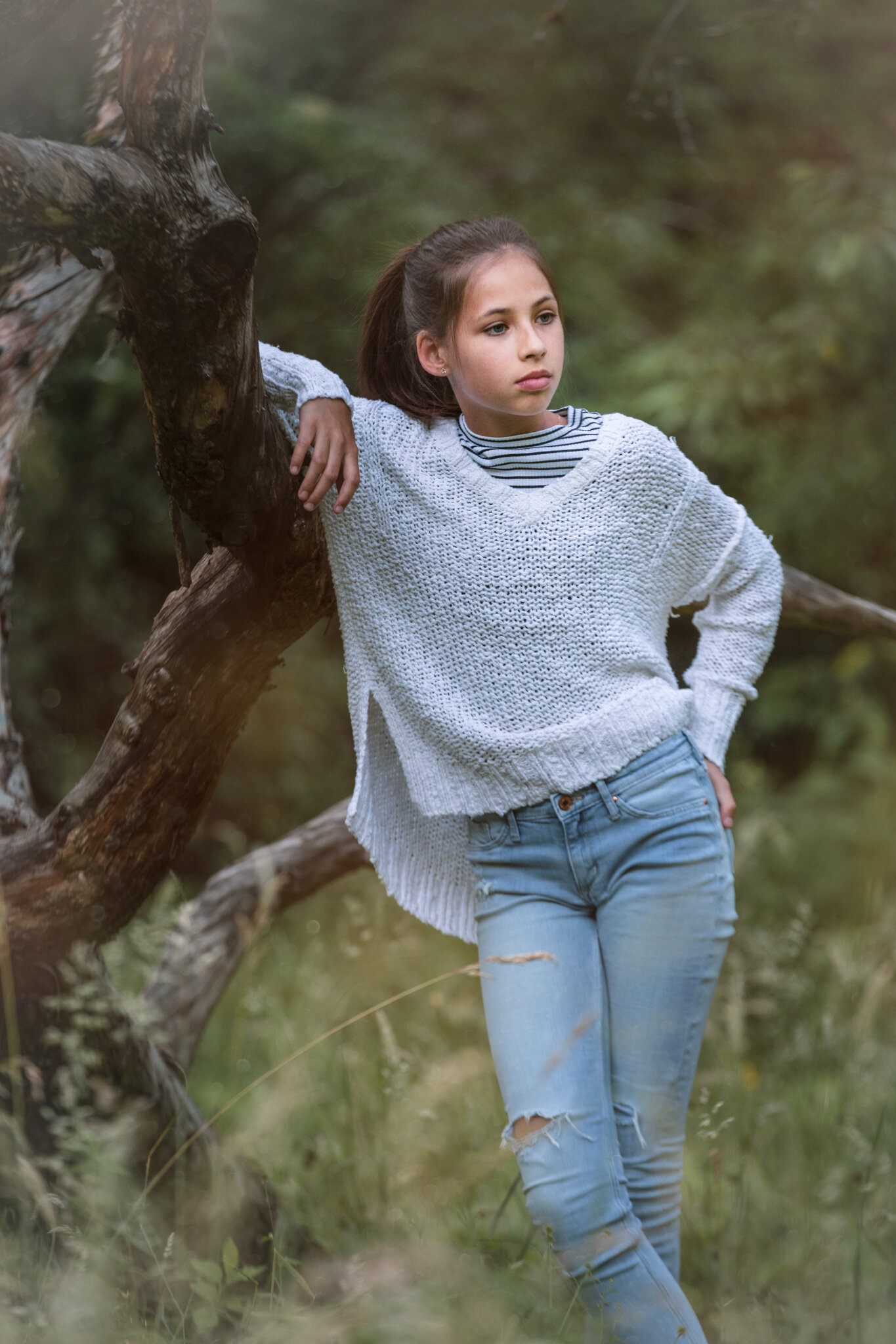 maedchen-jeans-sportlich-wiese-baum-lehnend-1.jpg