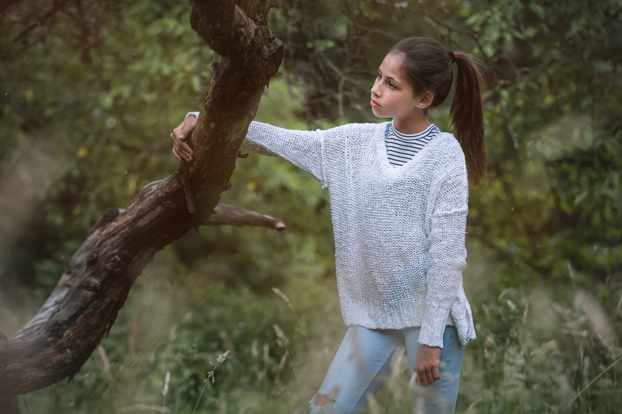 maedchen-jeans-sportlich-wiese-baum-lehnend-3.jpg