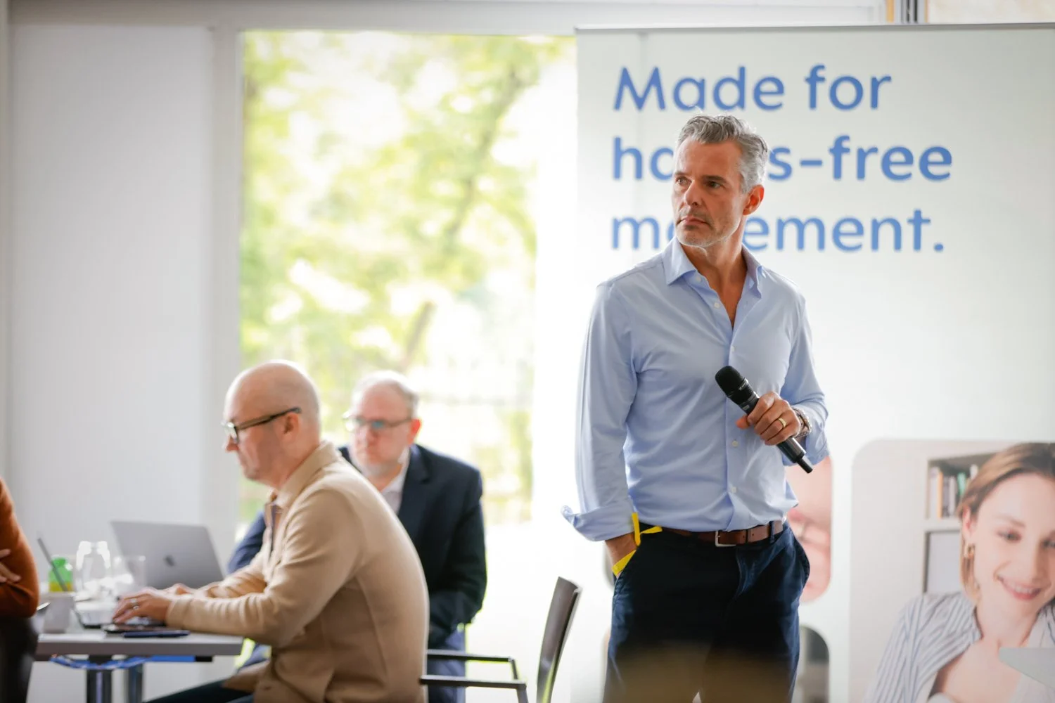 Eventfotografie – Teilnehmende männliche Führungskraft auf Bühne