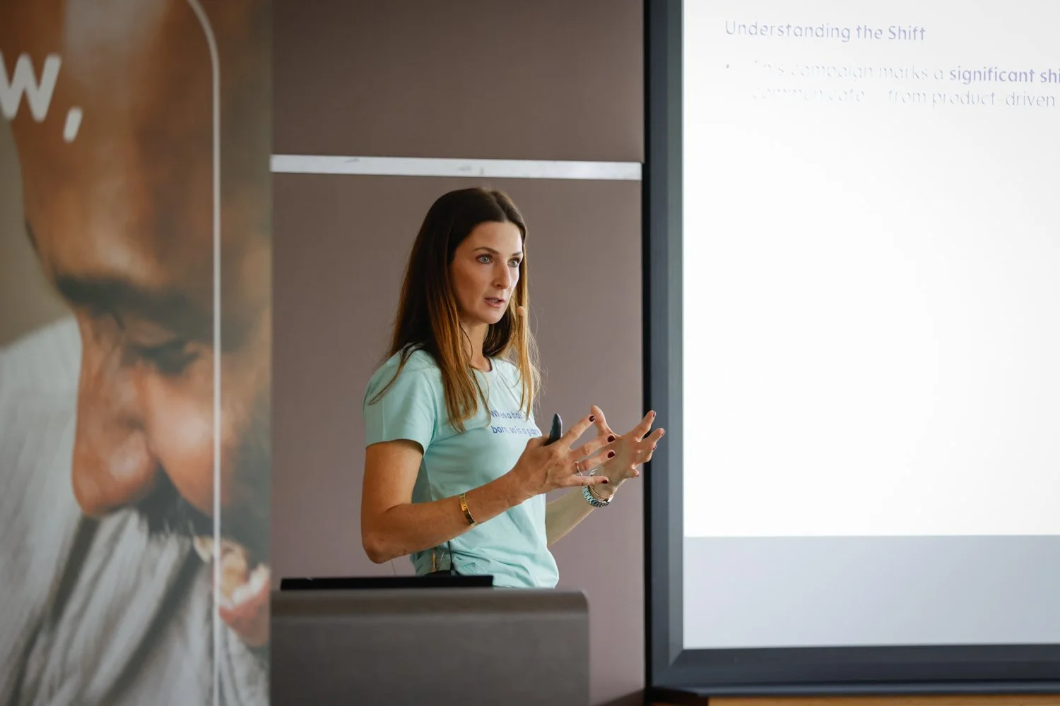 Eventfotografie – Teilnehmende weibliche Person auf Bühne