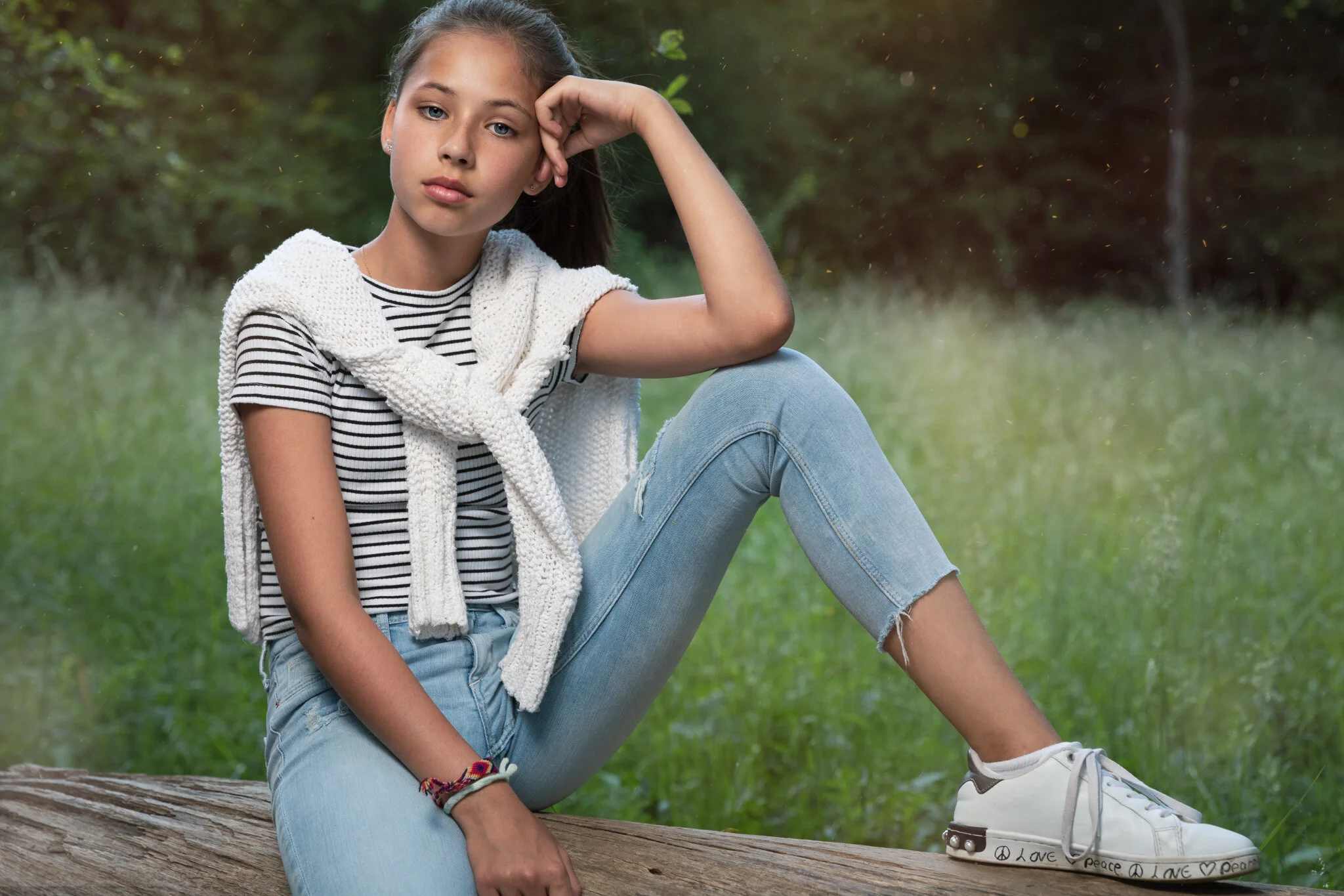 maedchen-jeans-sportlich-wiese-baumstamm-sitzend-1.jpg