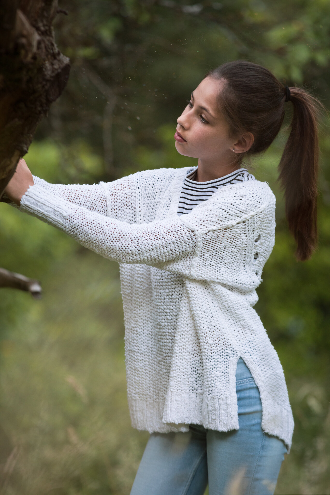 maedchen-jeans-sportlich-wiese-baum-lehnend-4.jpg