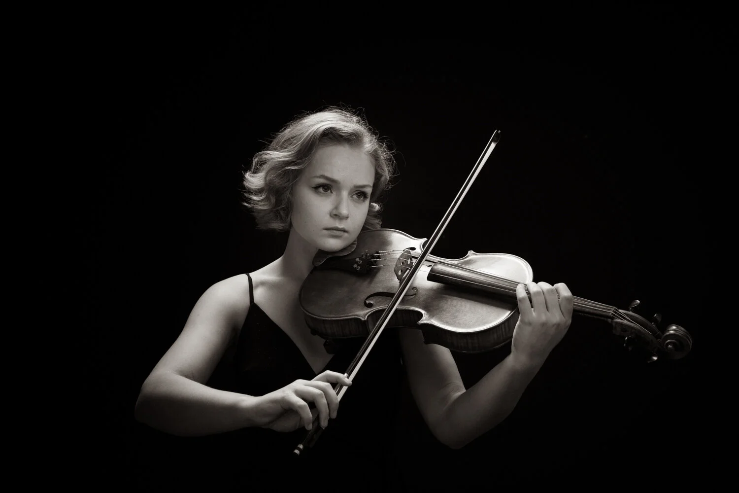 aleksandra-kanke-viola-studio-black-white-2.jpg