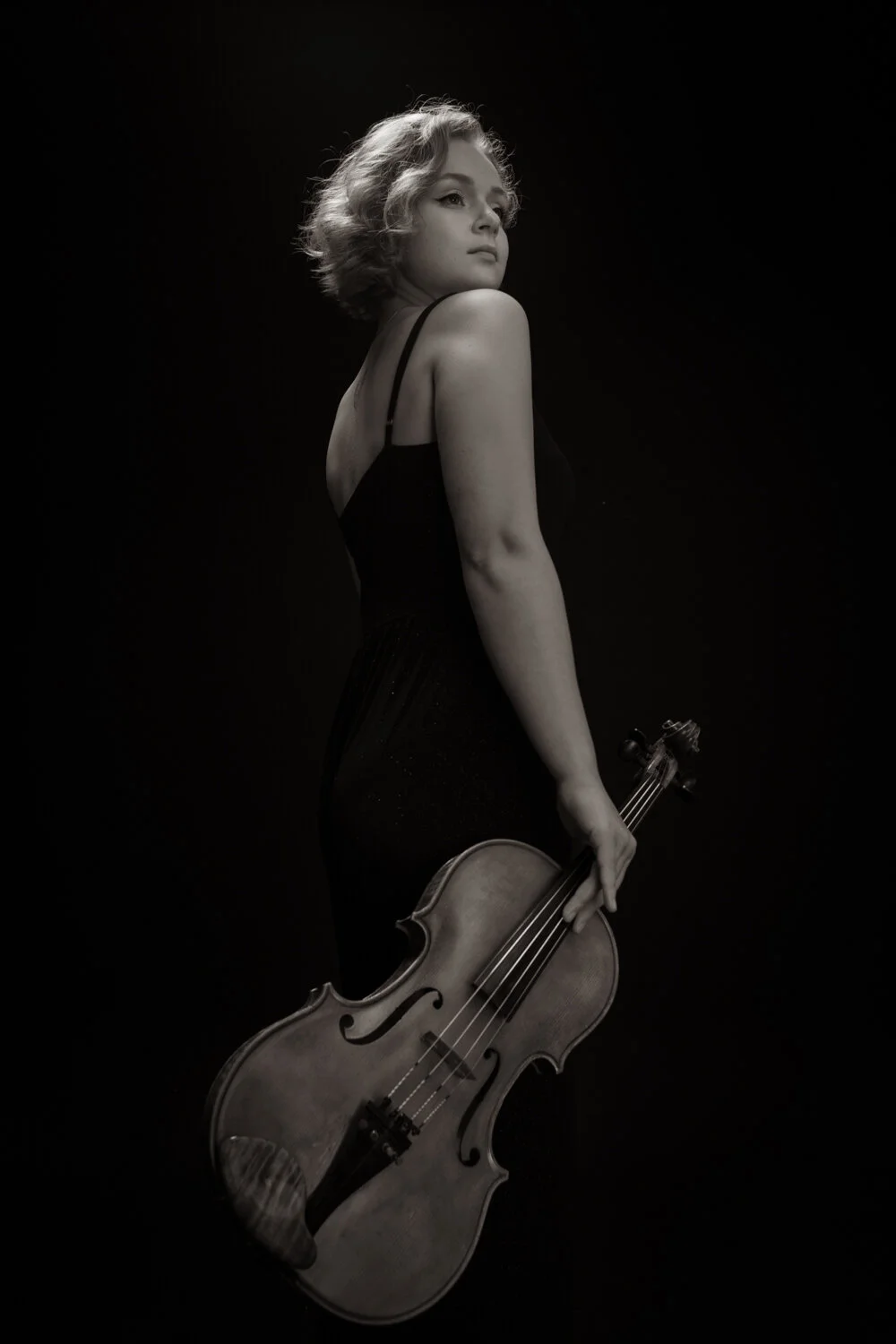 aleksandra-kanke-viola-studio-black-white-1.jpg