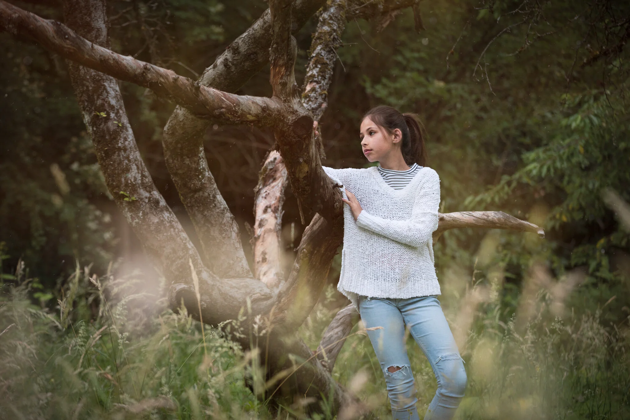 maedchen-jeans-sportlich-wiese-baum-lehnend-2.jpg