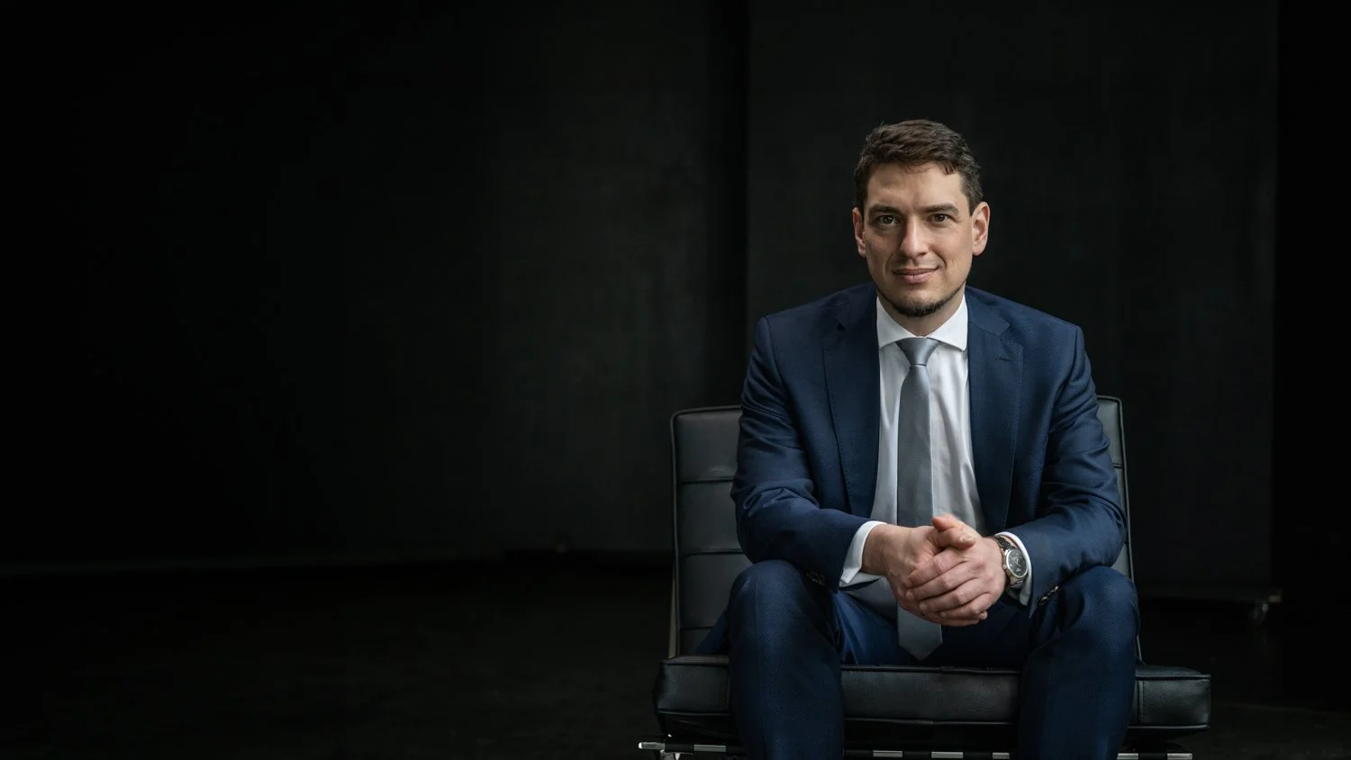 Businessportrait - junger Mann in Anzug - Anwalt