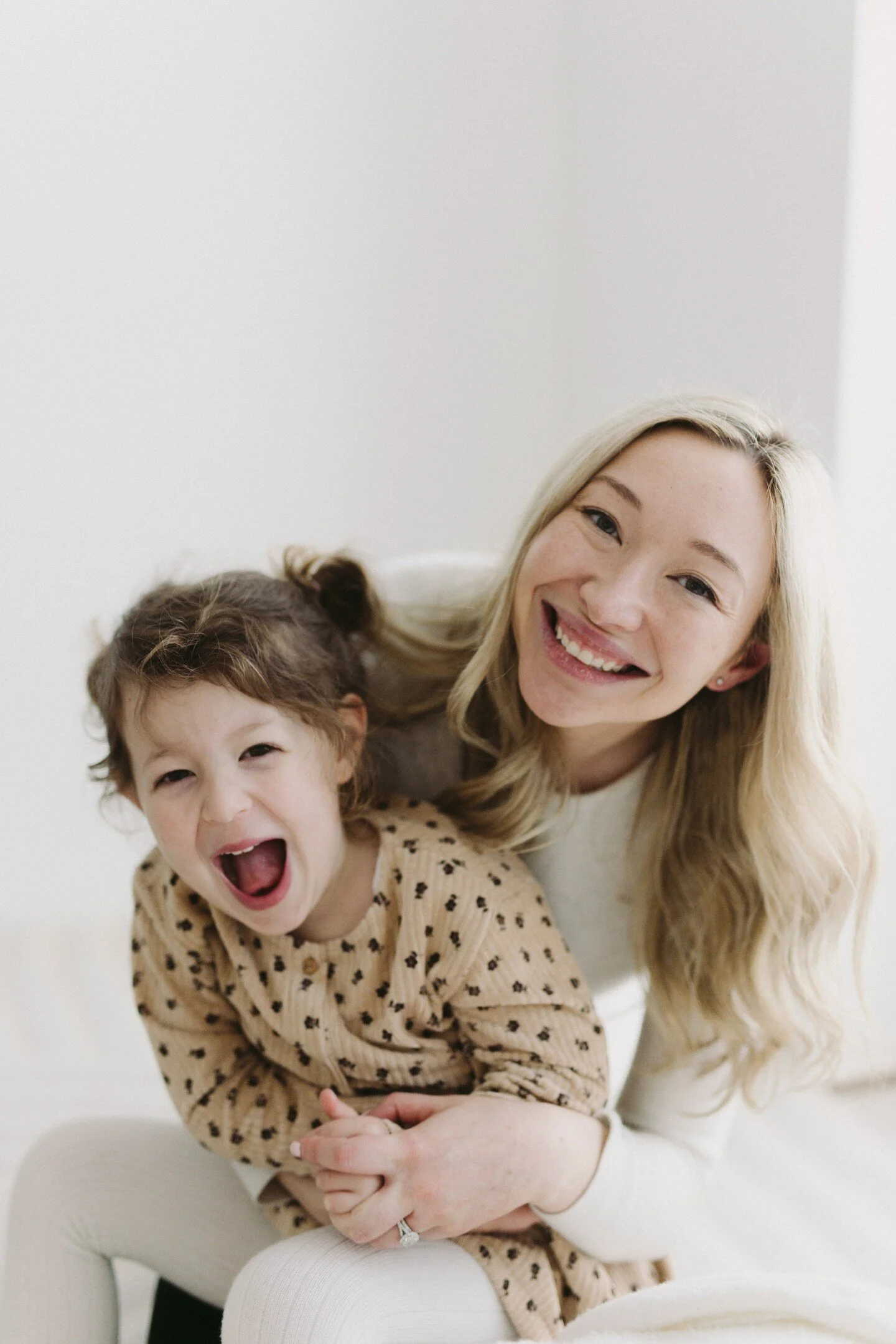 Steph &amp; Sasha &hearts; 

Even though the main star of the show was baby Brooklyn, I'm always on the lookout for little moments like these.

#lecindawardnewborns